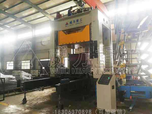 500噸框架式液壓機車間生產(chǎn)中